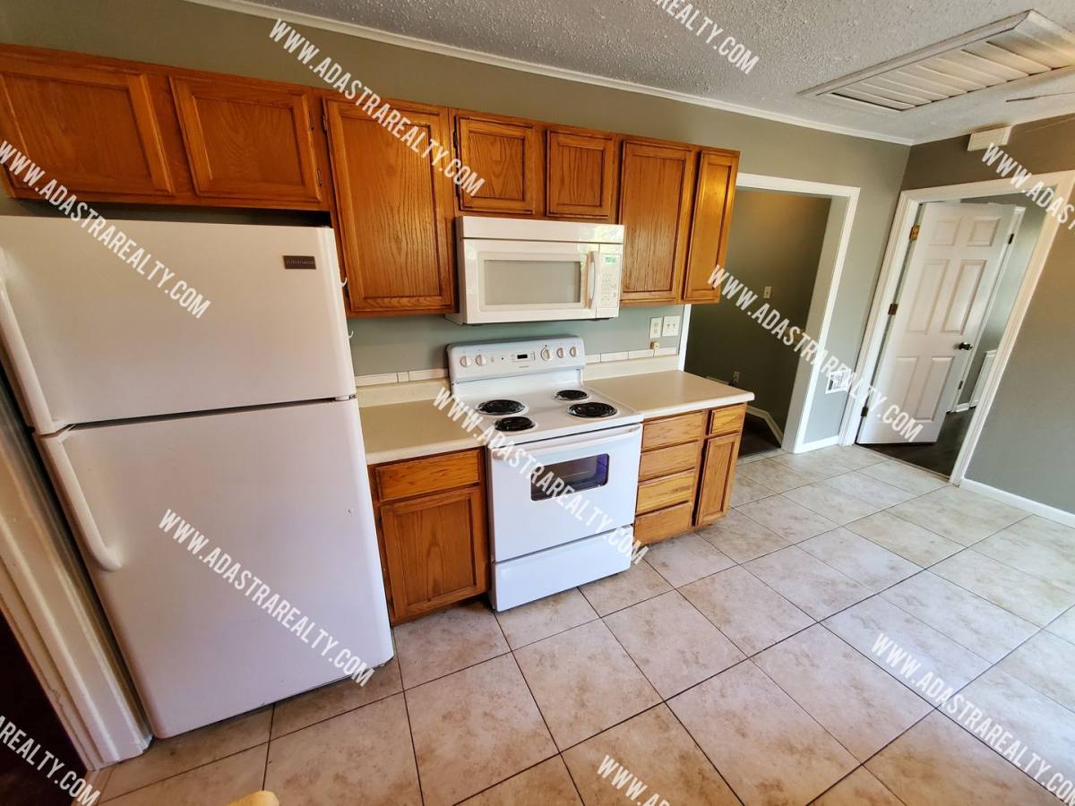 House for rent at 11121 E 56th Terrace, Kansas City, MO 64133