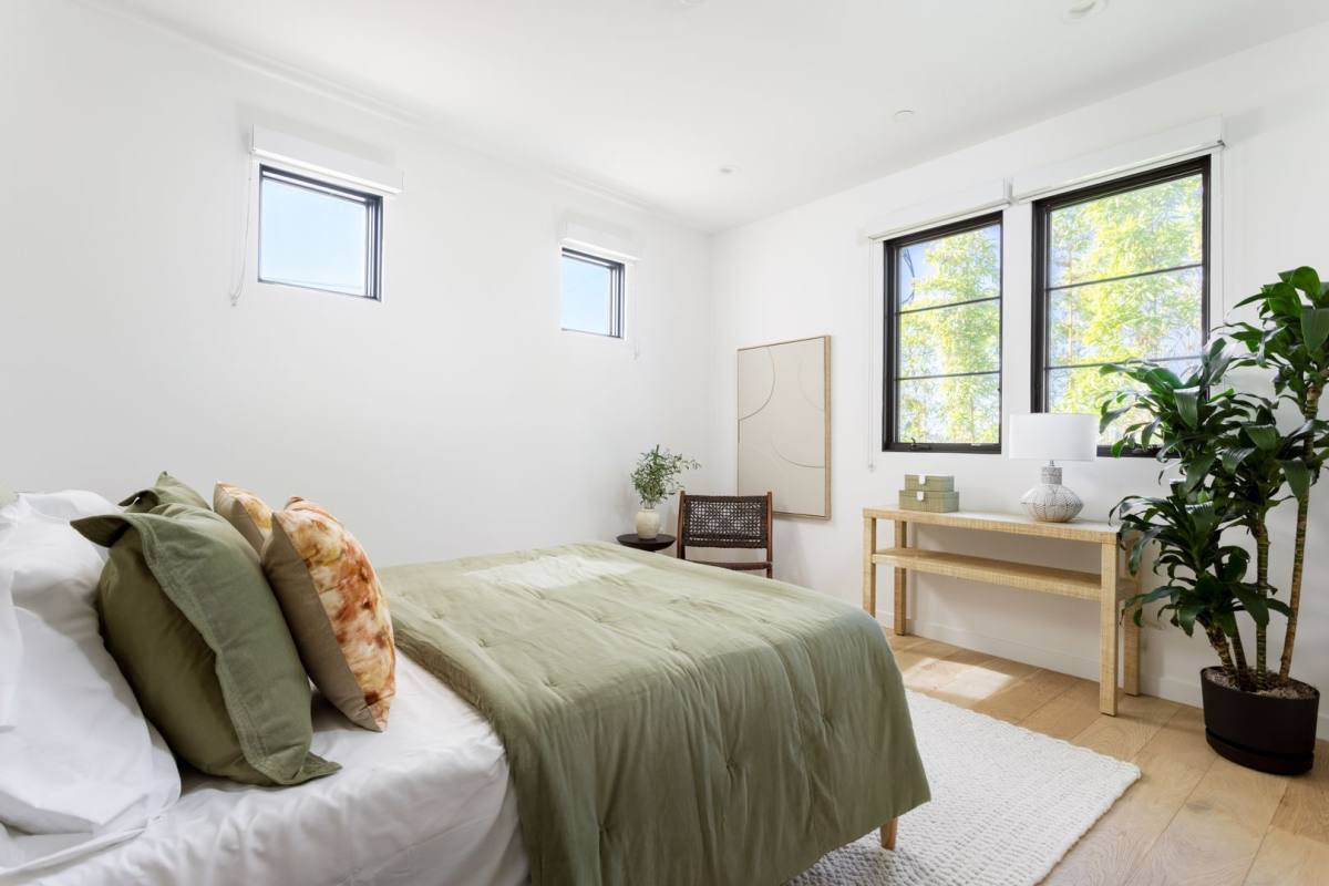 Apartment for rent at 1333 S Orange Grove Ave, Los Angeles, CA 90019