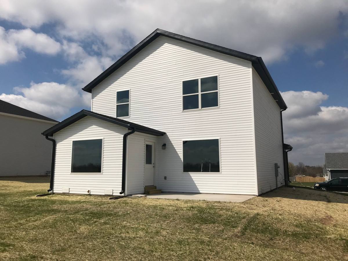 House for rent at 1062 W Holly St, Republic, MO 65738
