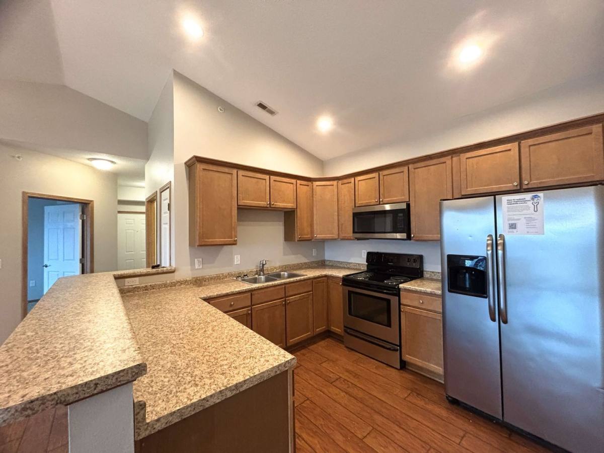Condo for rent at 2000 Meadow Court, Des Moines, IA 50320