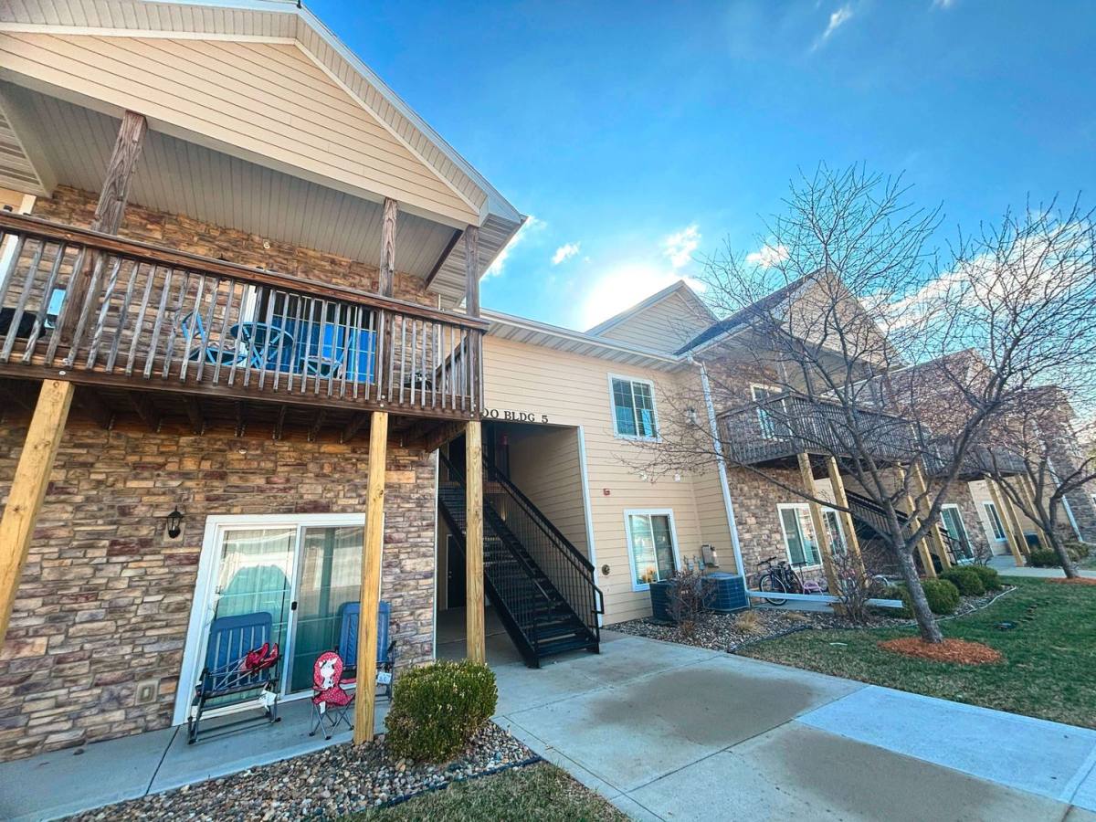 Condo for rent at 2000 Meadow Court, Des Moines, IA 50320