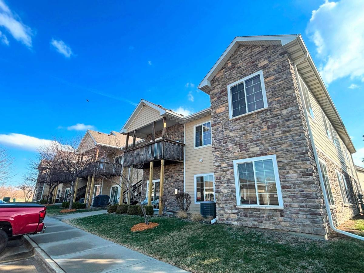 Condo for rent at 2000 Meadow Court, Des Moines, IA 50320