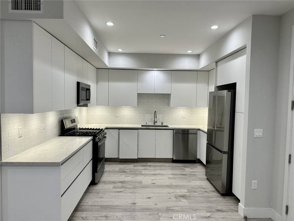 Apartment for rent at 5820 La Mirada Ave #403, Los Angeles, CA 90038
