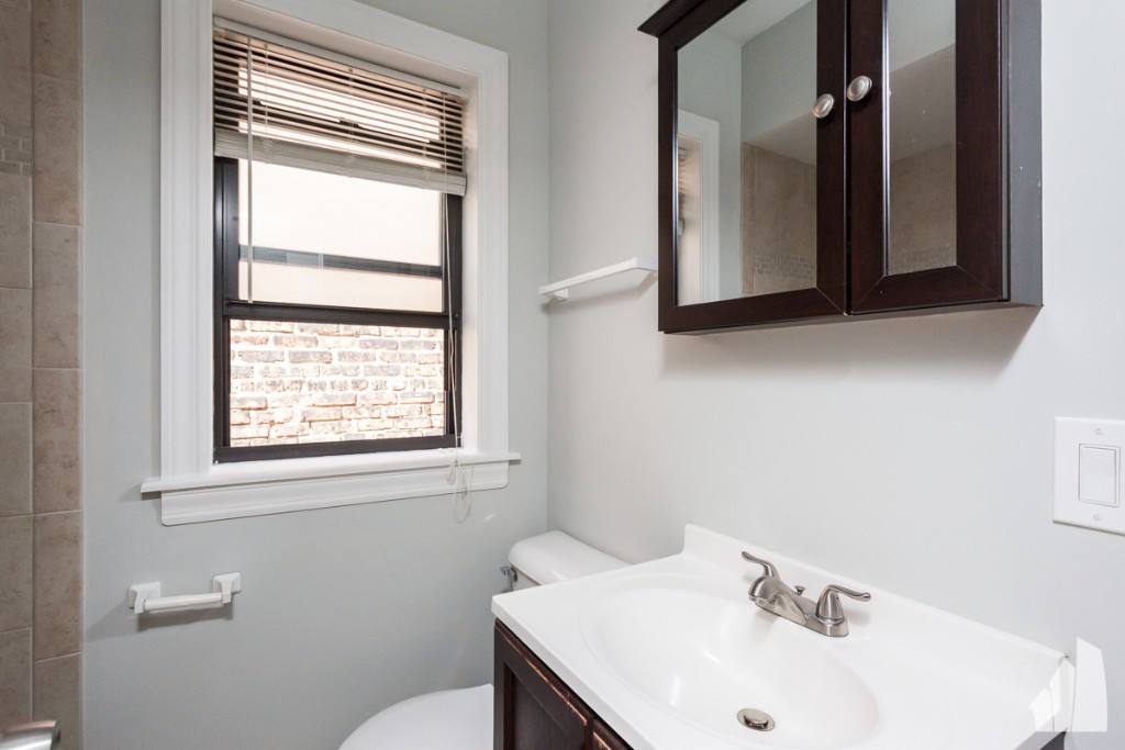 Apartment for rent at 837 W Wolfram St #307, Chicago, IL 60657
