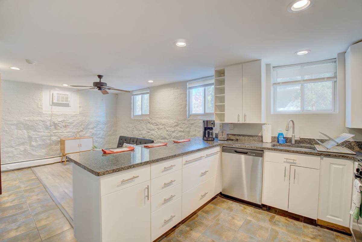 Apartment for rent at 317 Willow St, New Haven, CT 06511