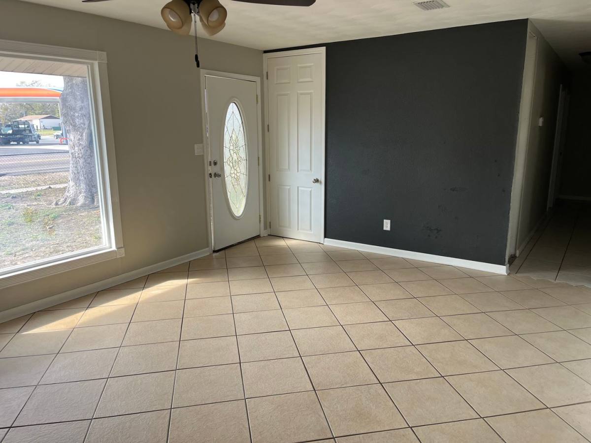 House for rent at 423 SE Country Club Rd, Lake City, FL 32025