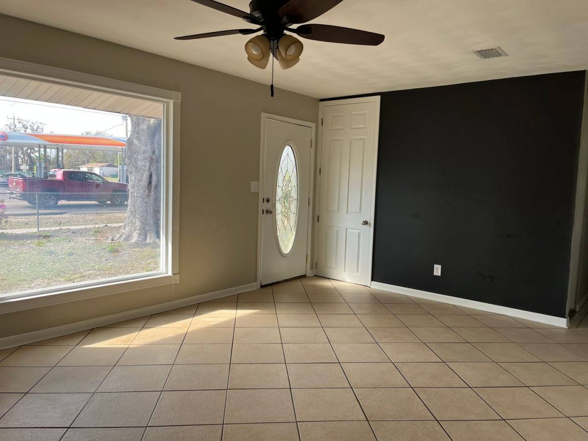 House for rent at 423 SE Country Club Rd, Lake City, FL 32025
