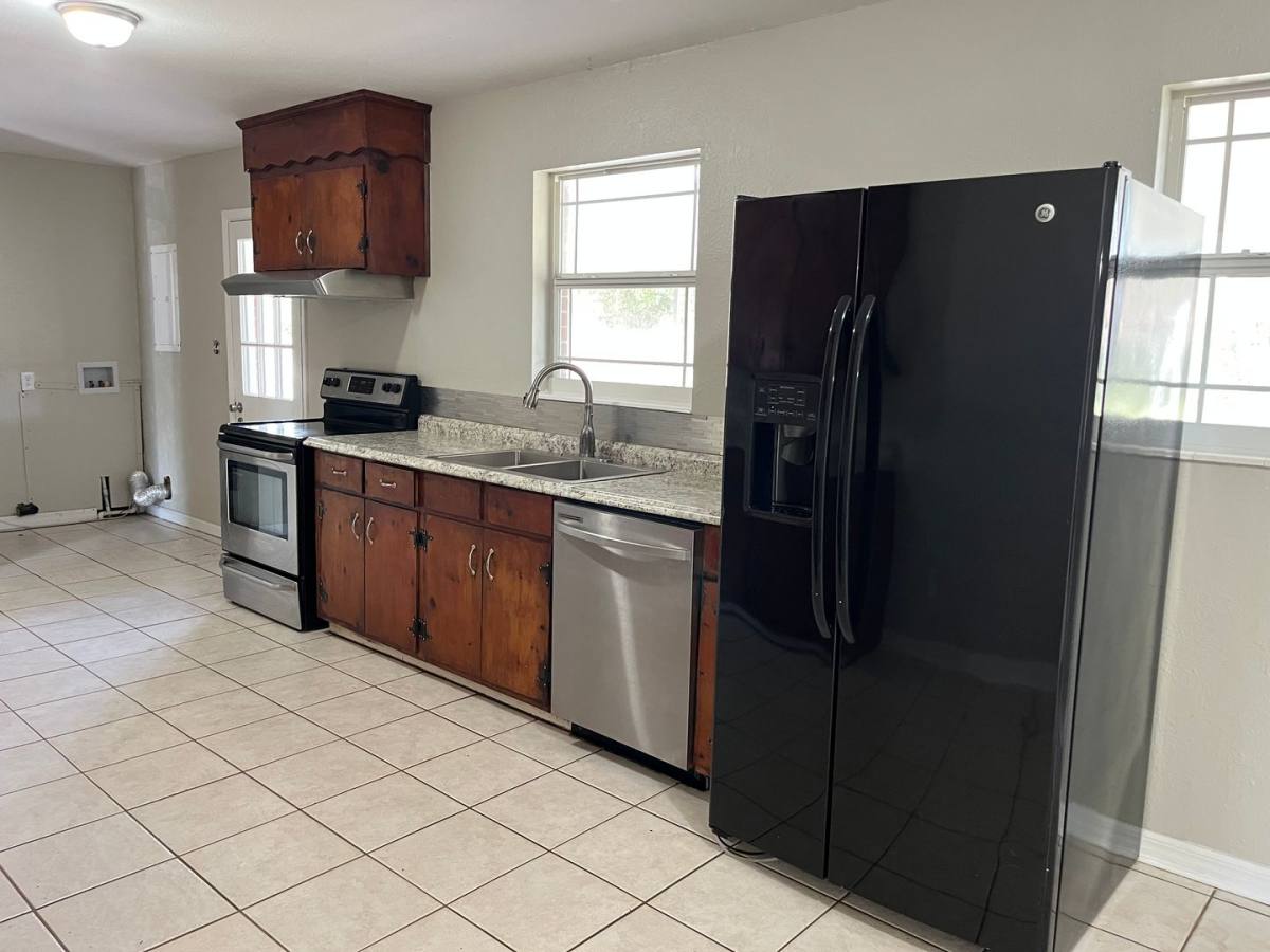 House for rent at 423 SE Country Club Rd, Lake City, FL 32025
