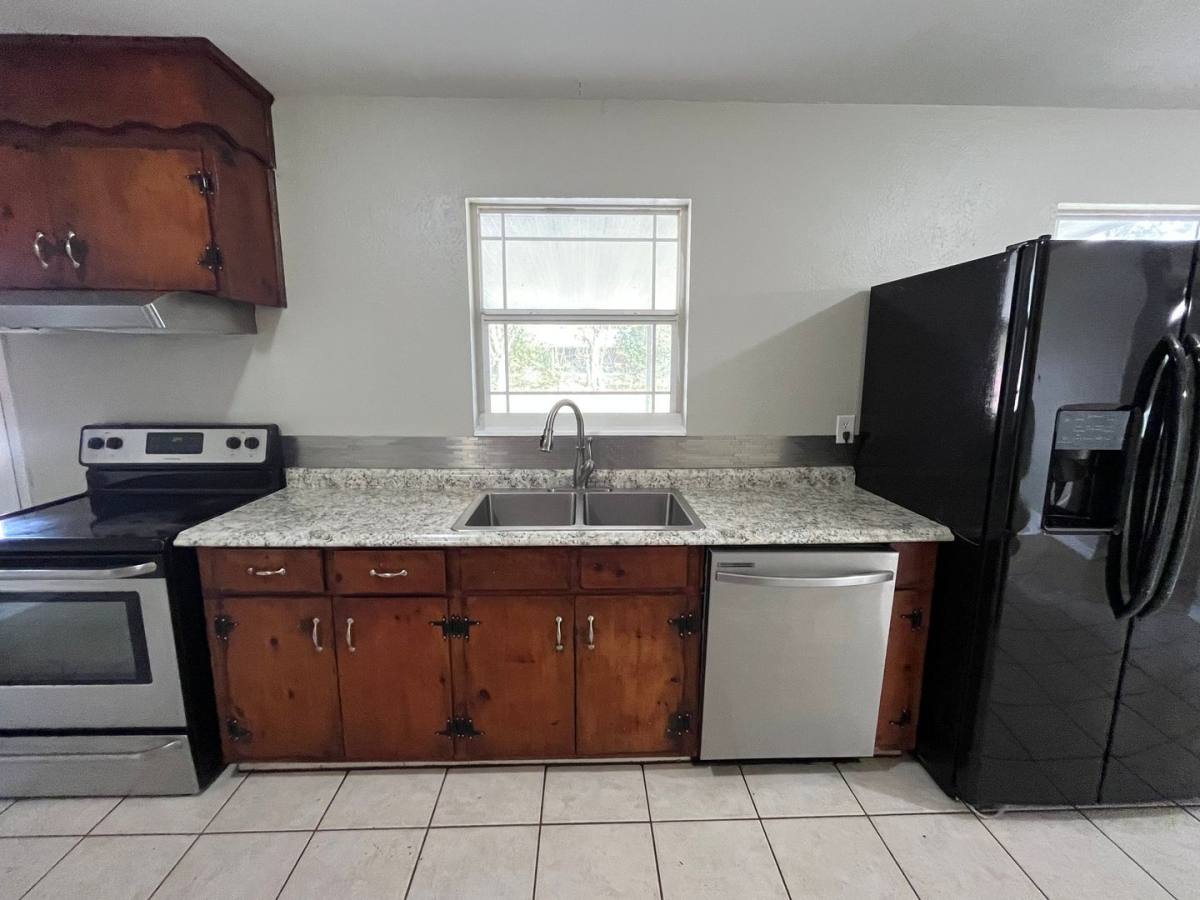 House for rent at 423 SE Country Club Rd, Lake City, FL 32025