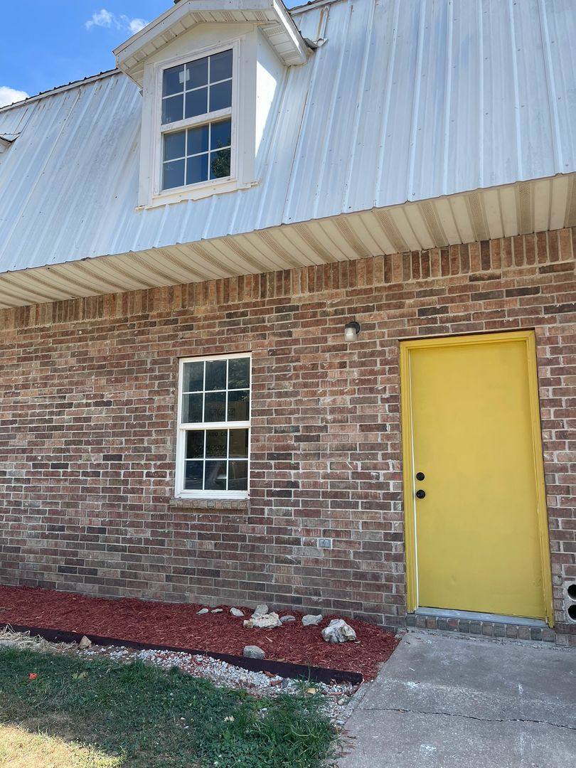 Townhouse for rent at 912 N Walnut St, Pierce City, MO 65723