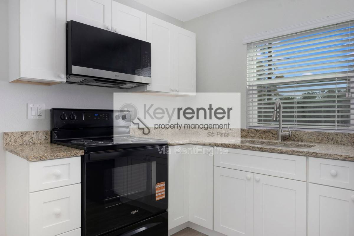 Townhouse for rent at 454 21st St N, Saint Petersburg, FL 33713