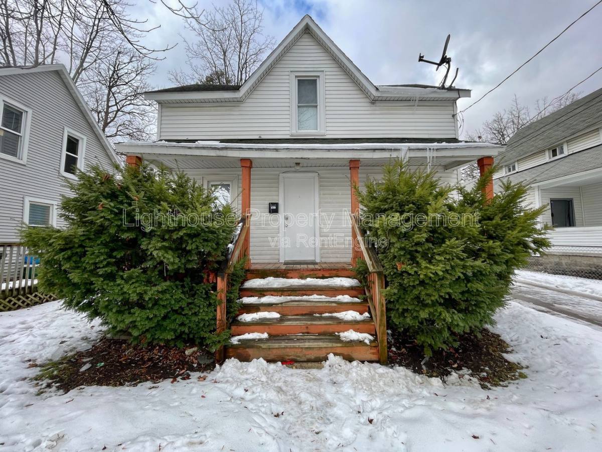 House for rent at 1011 Quarry Ave NW, Grand Rapids, MI 49504