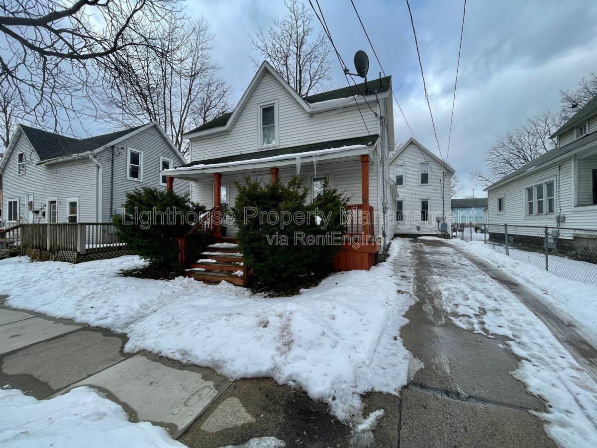 House for rent at 1011 Quarry Ave NW, Grand Rapids, MI 49504