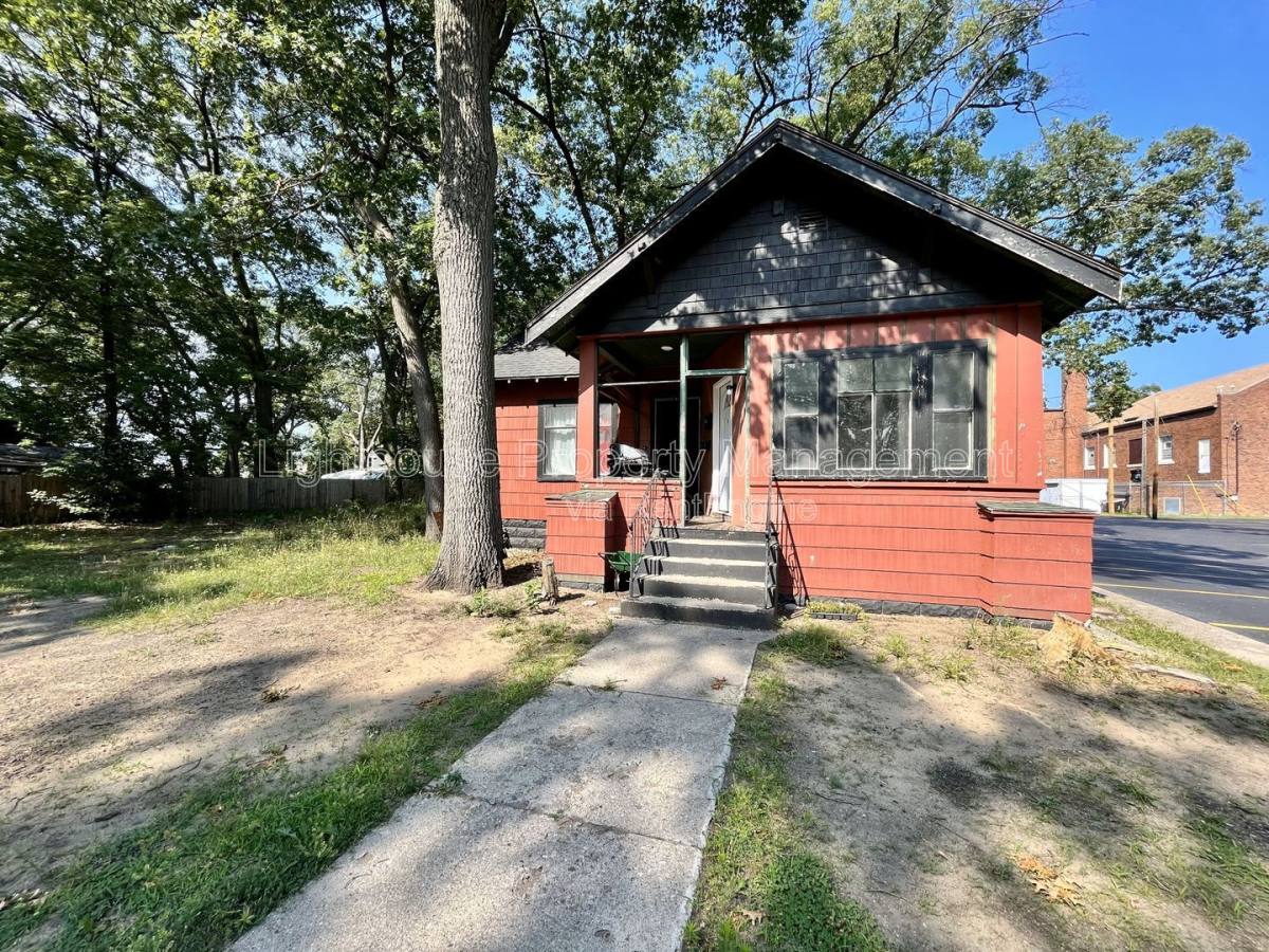 Apartment for rent at 2513 Sanford St #1, Muskegon, MI 49444