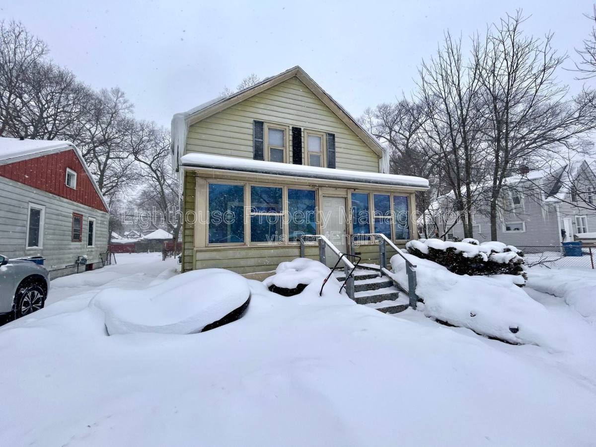 Apartment for rent at 2417 Reynolds St #2, Muskegon, MI 49444