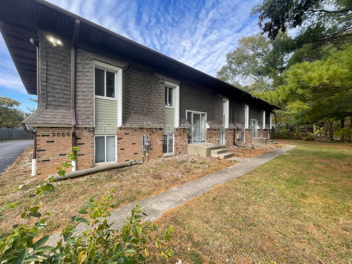 Apartment for rent at 2860 S 9th St #1, Kalamazoo, MI 49009