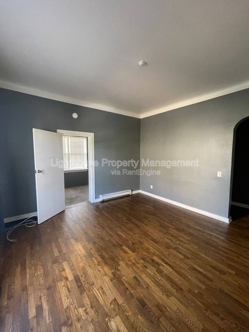 Apartment for rent at 809 W Cedar St #2, Kalamazoo, MI 49007