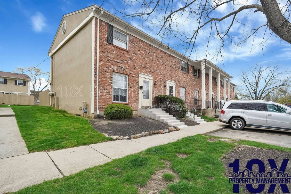 House for rent at 141 Beacon Run W, Columbus, OH 43228