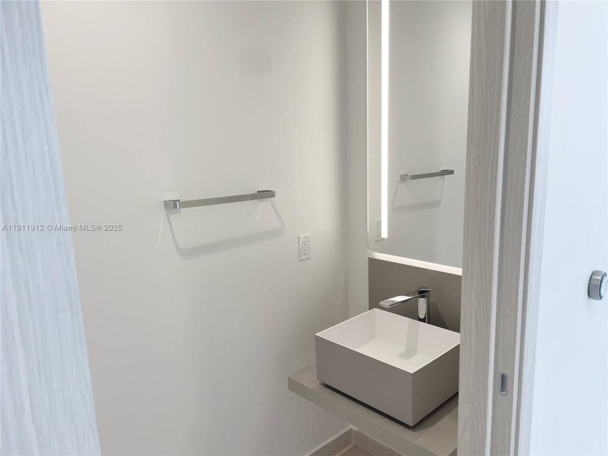 Condo for rent at 1000 Brickell Plaza #PH5405, Miami, FL 33131