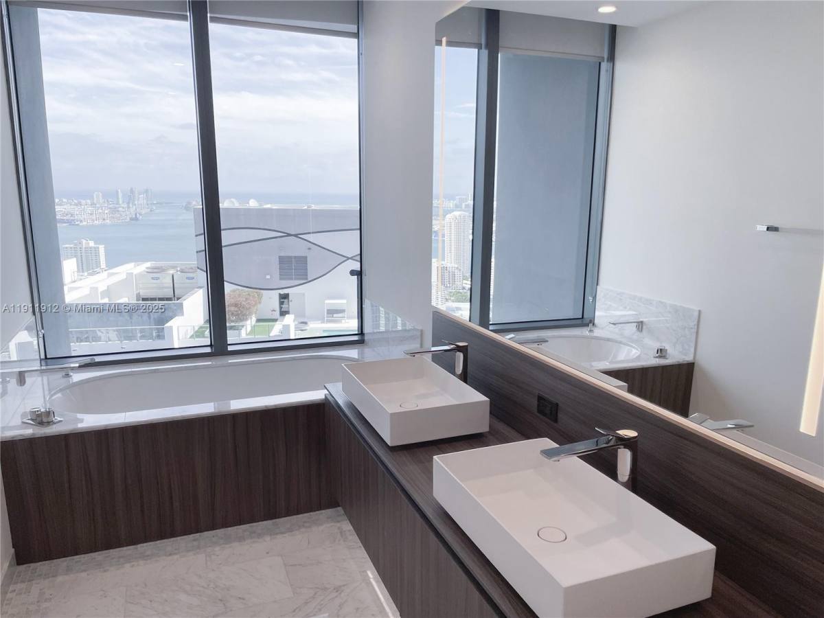 Condo for rent at 1000 Brickell Plaza #PH5405, Miami, FL 33131