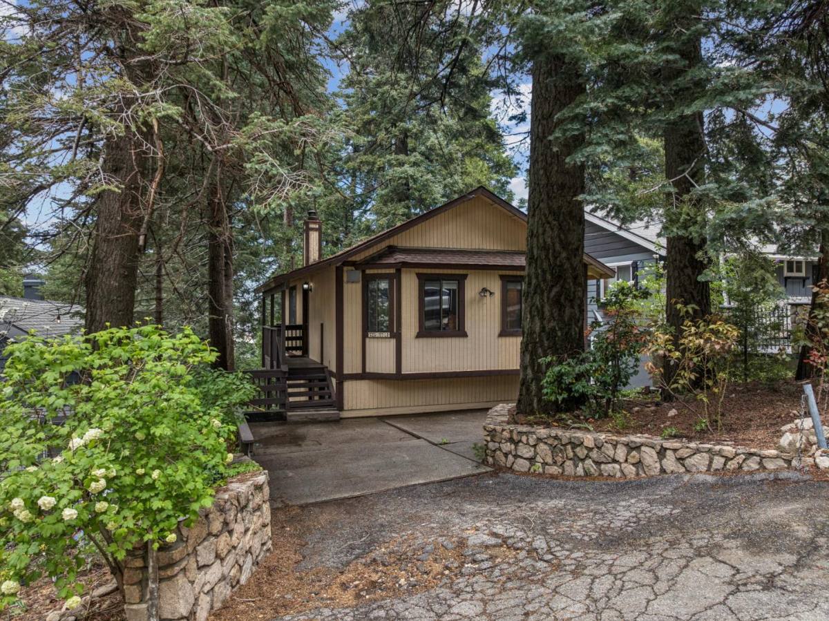 House for rent at 725 Ivy Lane, Lake Arrowhead, CA 92352