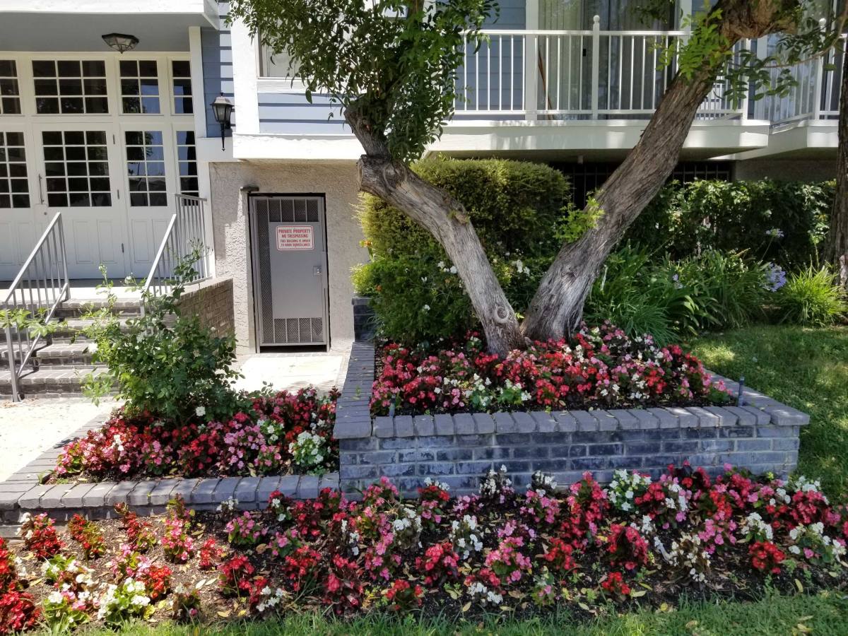 Apartment for rent at 19119 Sherman Way #105, Reseda, CA 91335
