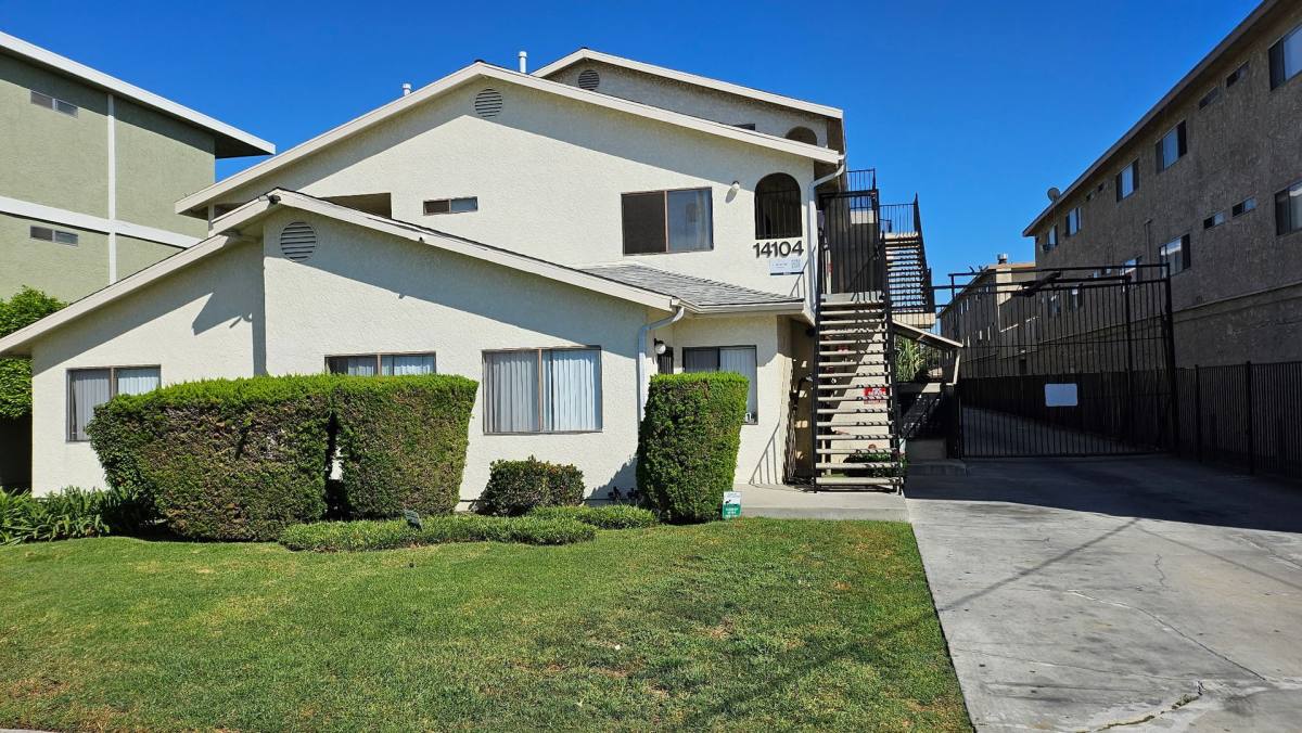 Apartment for rent at 14104 Yukon Ave, Hawthorne, CA 90250