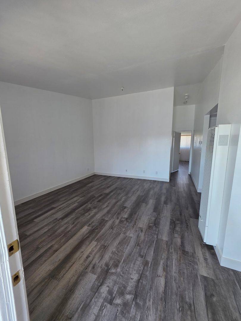 Apartment for rent at 14104 Yukon Ave, Hawthorne, CA 90250