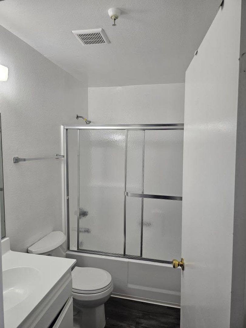 Apartment for rent at 14104 Yukon Ave, Hawthorne, CA 90250