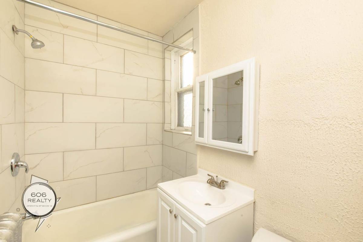 Apartment for rent at 5017-21 W Cermak Rd, Cicero, IL 60804