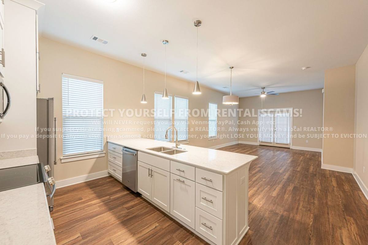 House for rent at 886 S Hill Ave, Fayetteville, AR 72701