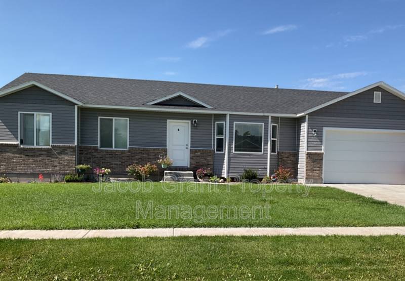 House for rent at 2825 N Sunlight Dr, Idaho Falls, ID 83401