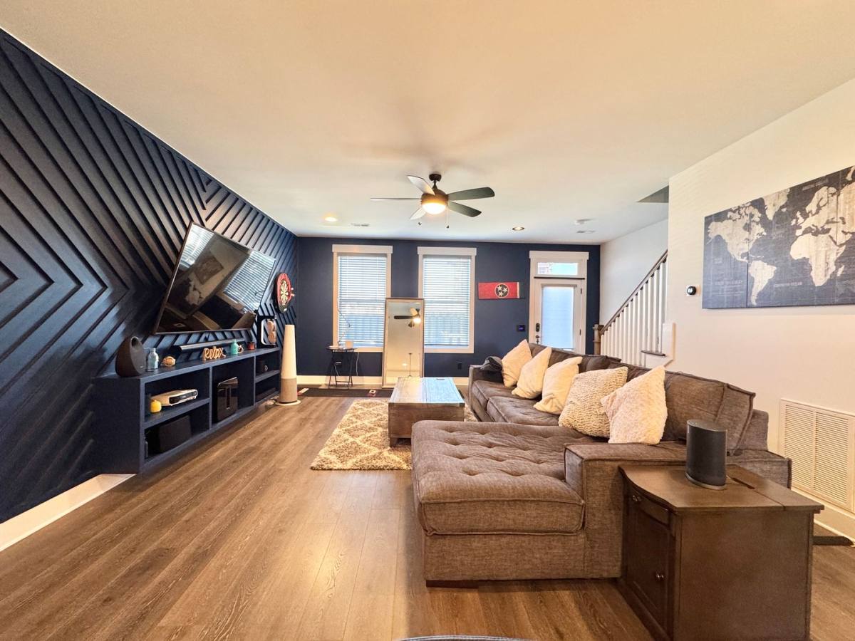 Townhouse for rent at 2079 Oakwood Ave, Nashville, TN 37207