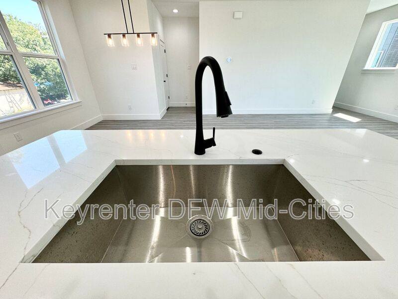 Townhouse for rent at 7302 Uloho Way, Dallas, TX 75235