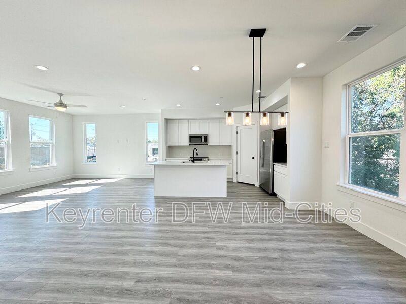 Townhouse for rent at 7302 Uloho Way, Dallas, TX 75235