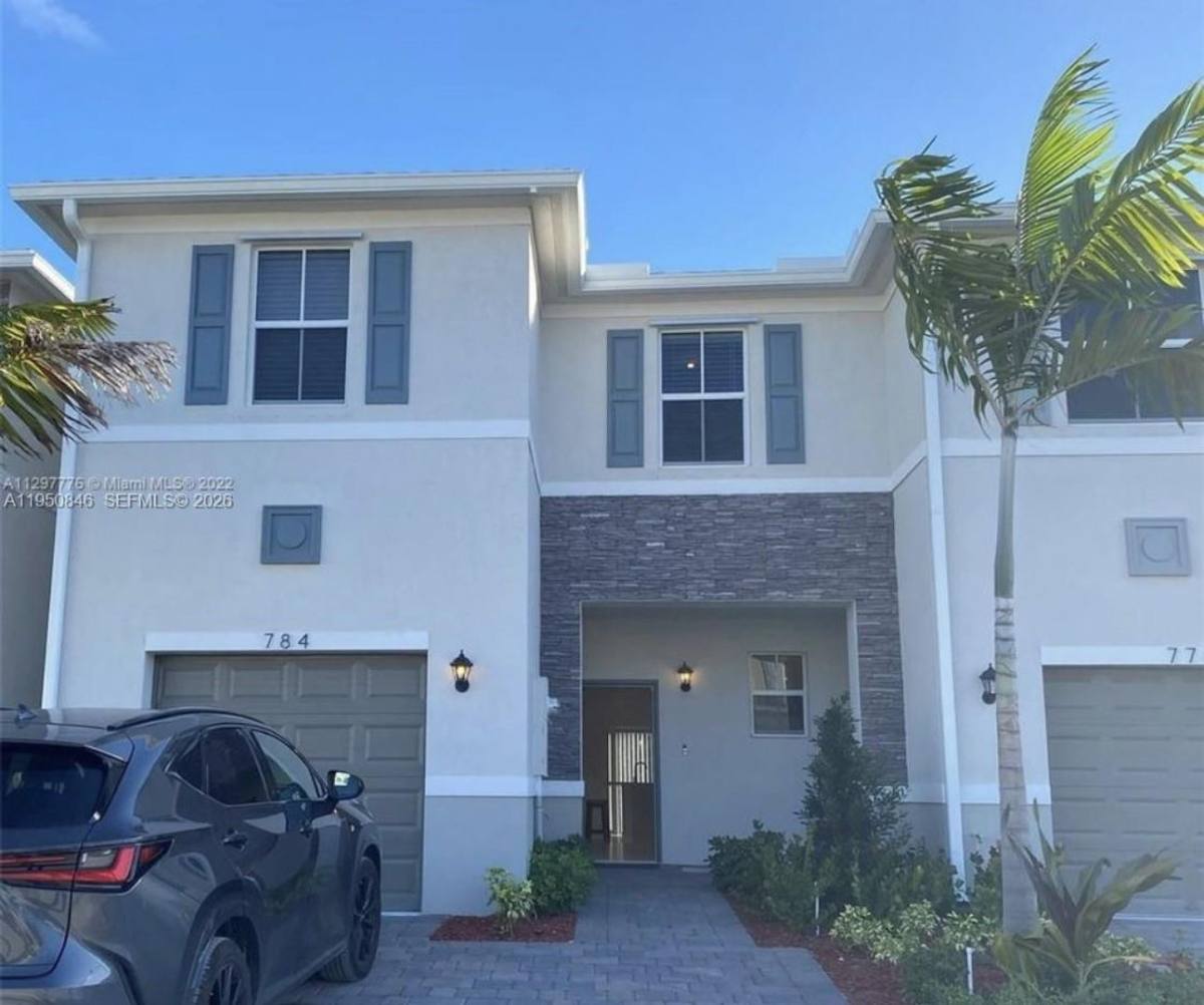 Townhouse for rent at 784 SE 19th St, Homestead, FL 33034