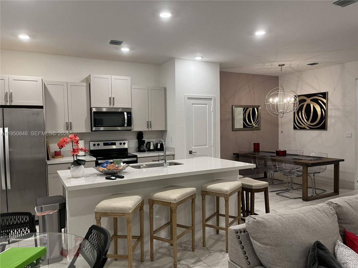 Townhouse for rent at 784 SE 19th St, Homestead, FL 33034