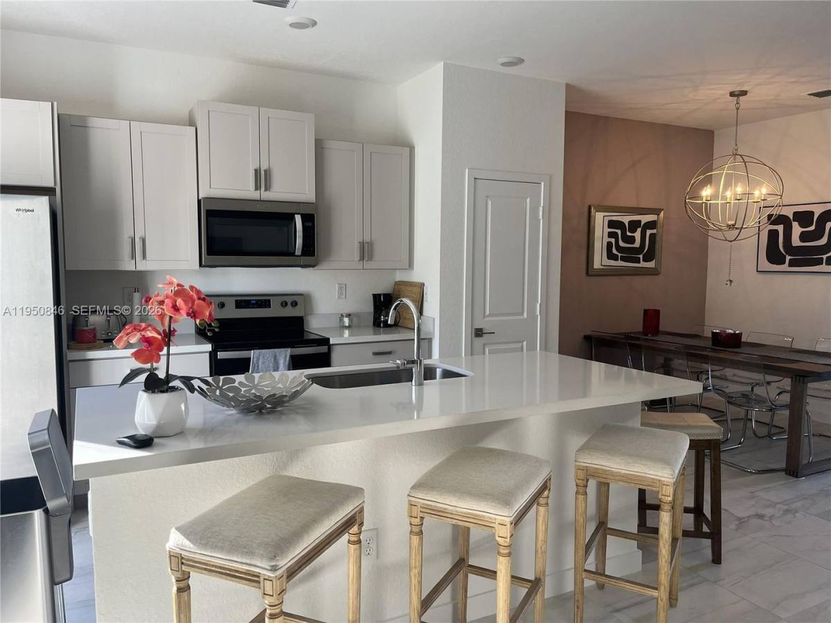 Townhouse for rent at 784 SE 19th St, Homestead, FL 33034