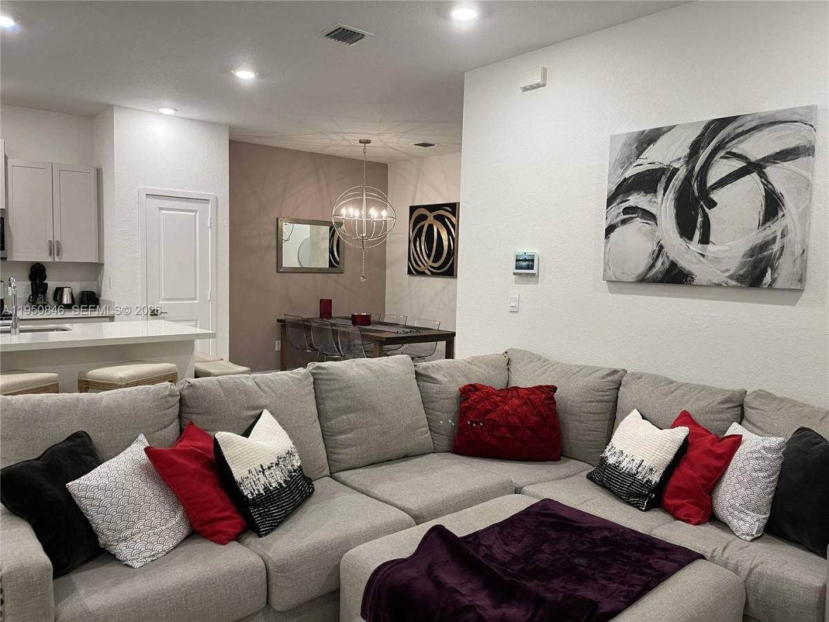 Townhouse for rent at 784 SE 19th St, Homestead, FL 33034