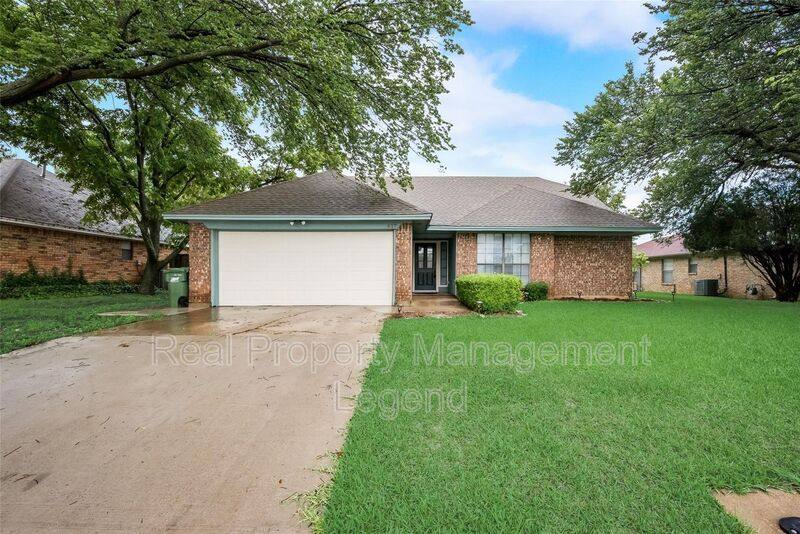 House for rent at 617 Main St, Roanoke, TX 76262