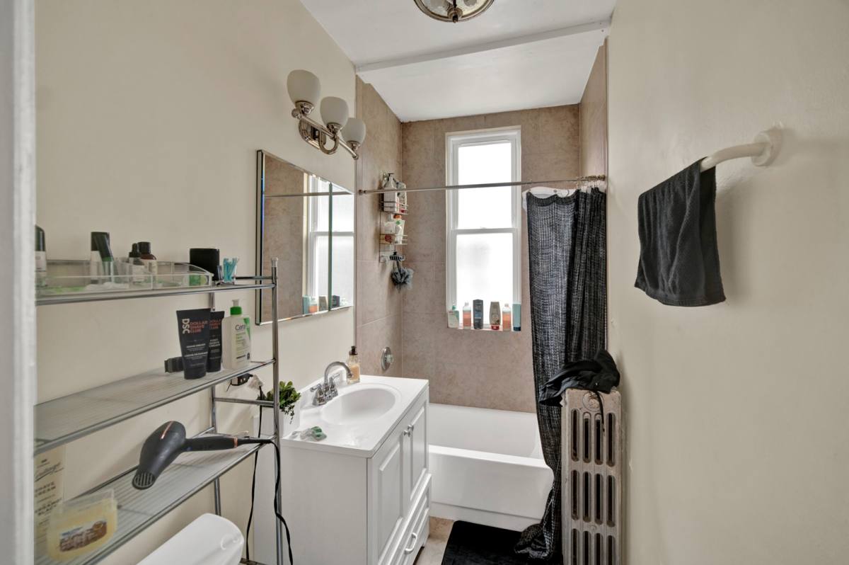 Apartment for rent at 2026 Maple Ave, Evanston, IL 60201