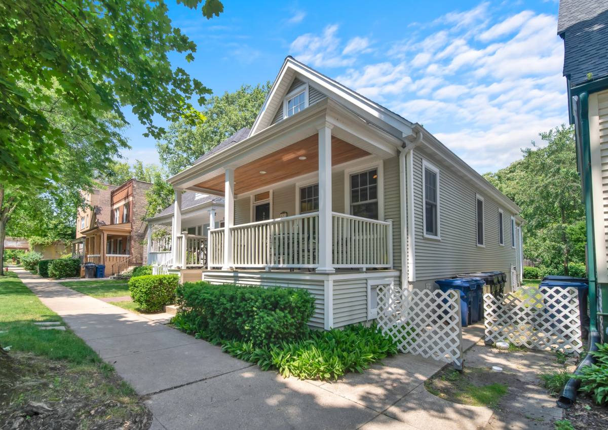 Apartment for rent at 823 Hamlin St, Evanston, IL 60201