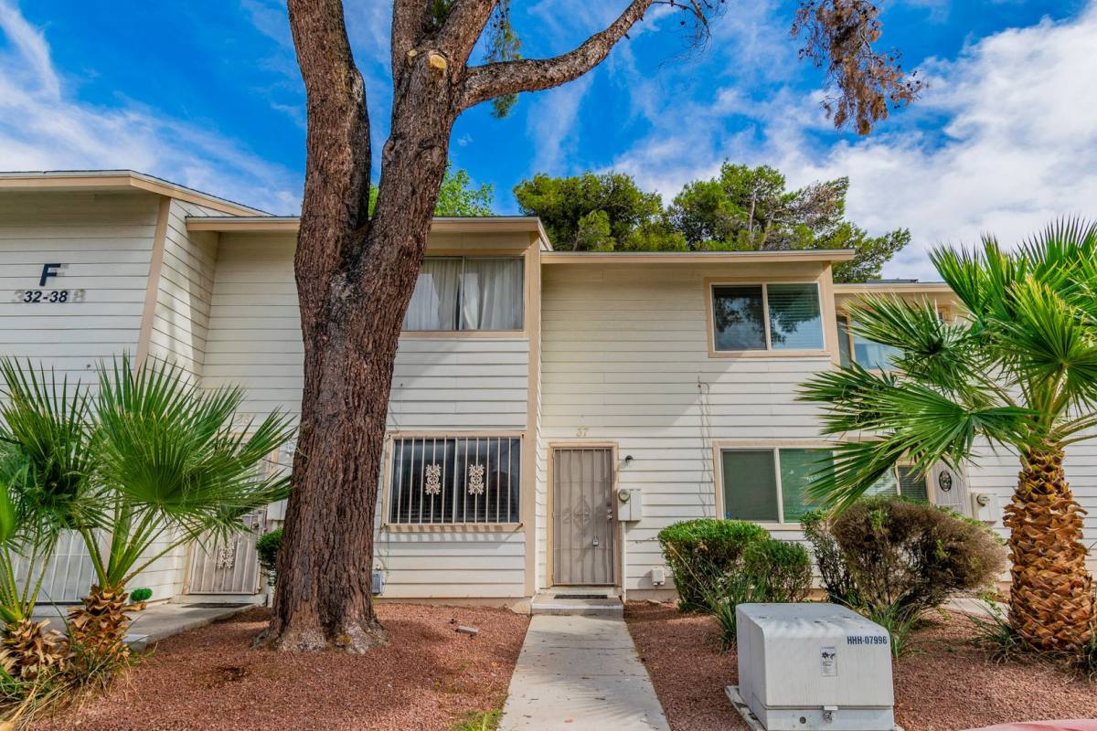 Townhouse for rent at 4770 Topaz St, Las Vegas, NV 89121