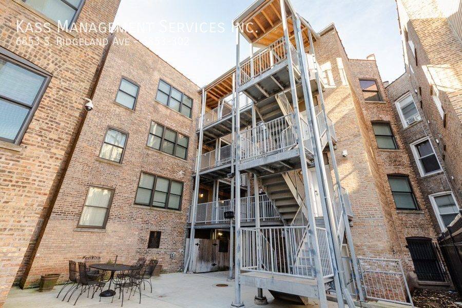 Apartment for rent at 6853 S Ridgeland Ave #302, Chicago, IL 60649