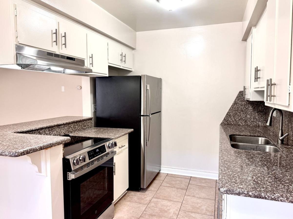 Apartment for rent at 912 Gladys Ave, Long Beach, CA 90804