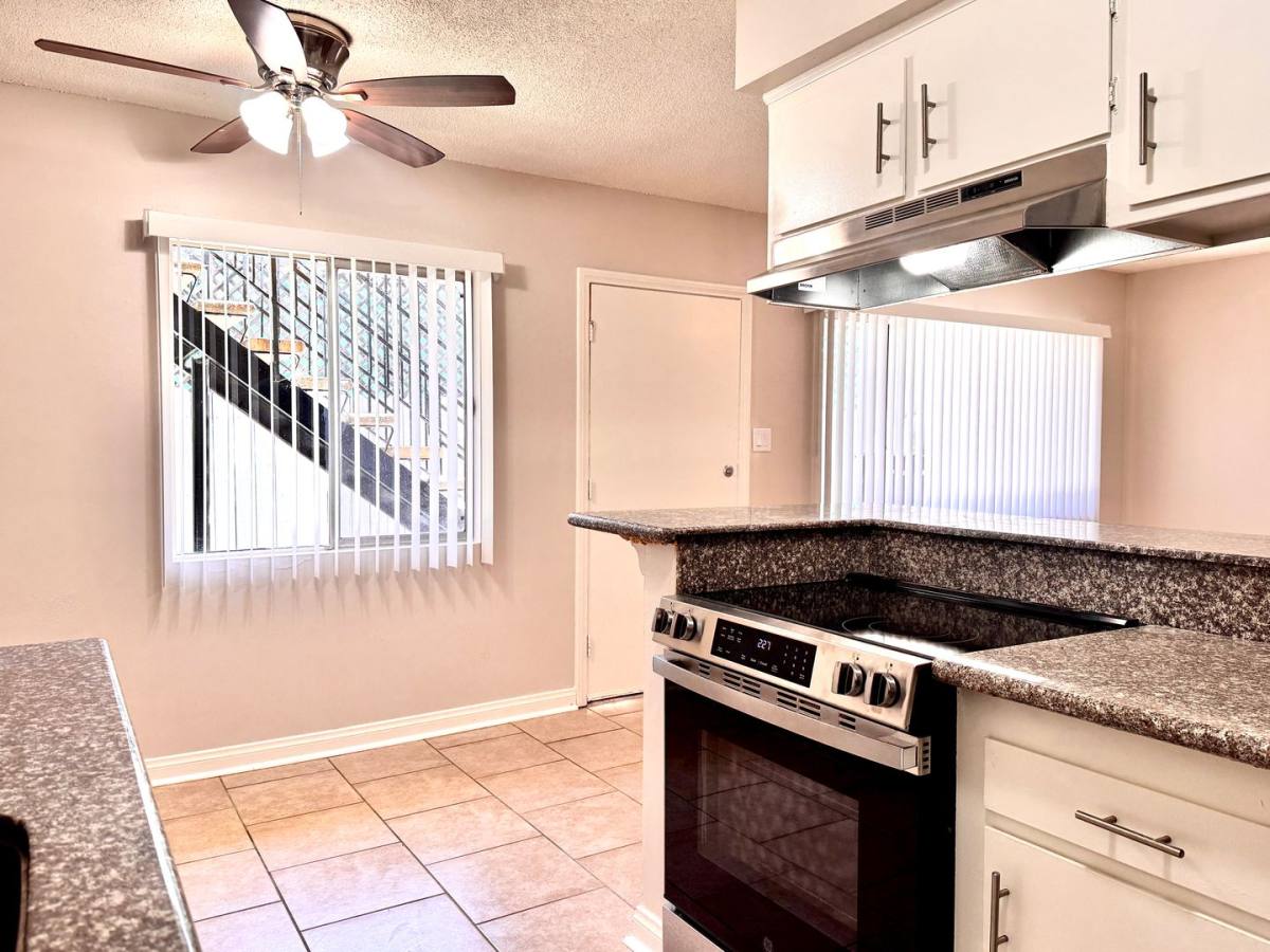 Apartment for rent at 912 Gladys Ave, Long Beach, CA 90804