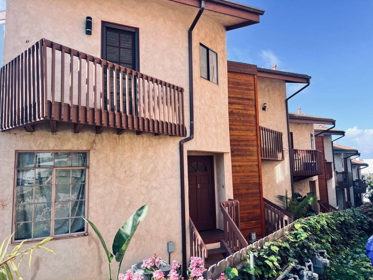Townhouse for rent at 1121 Eureka St, San Diego, CA 92110