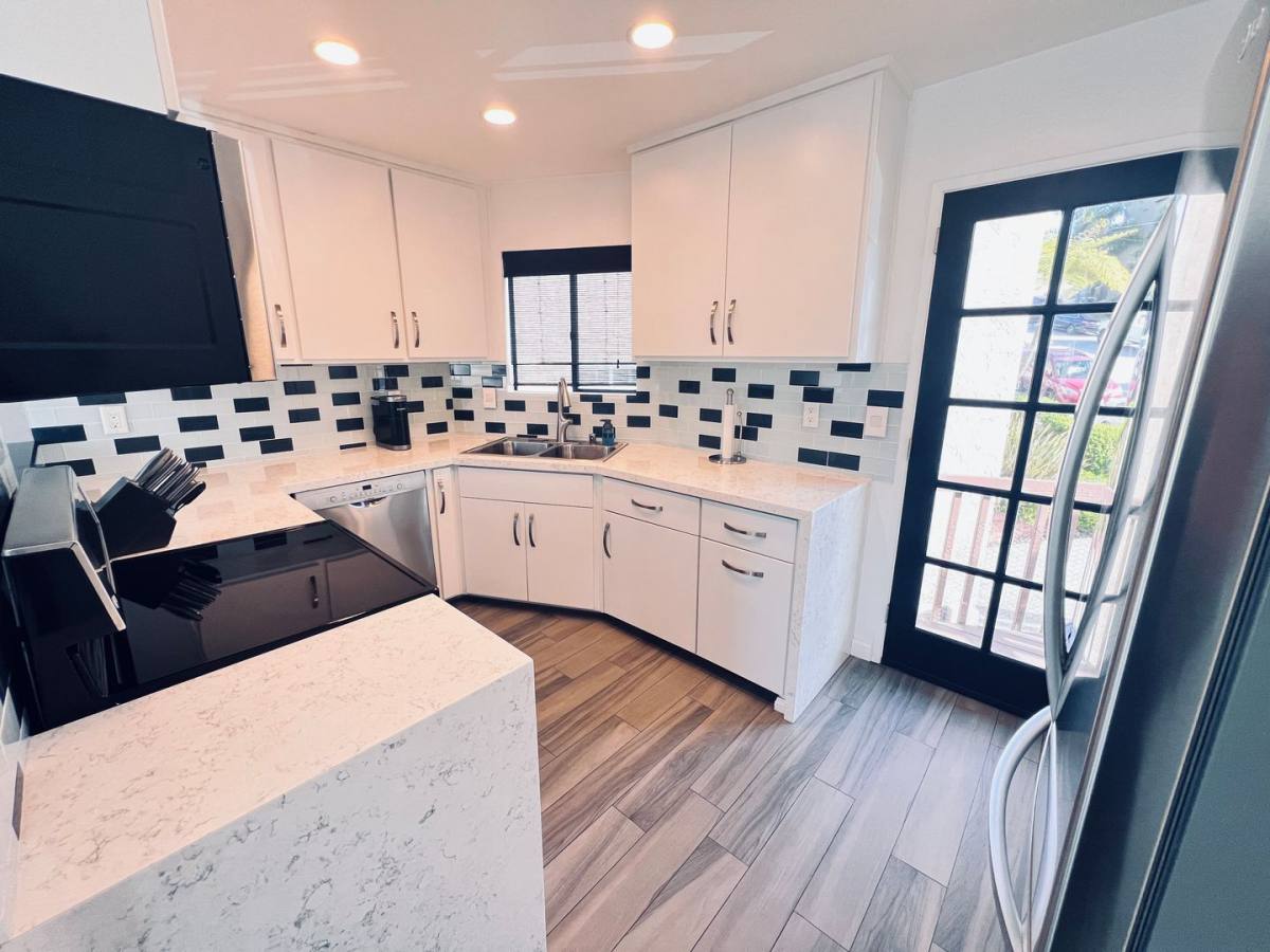 Townhouse for rent at 1121 Eureka St, San Diego, CA 92110