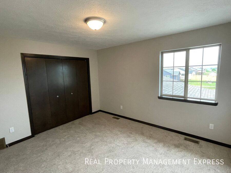 Townhouse for rent at 2356 S Ronsiek Ave, Sioux Falls, SD 57106