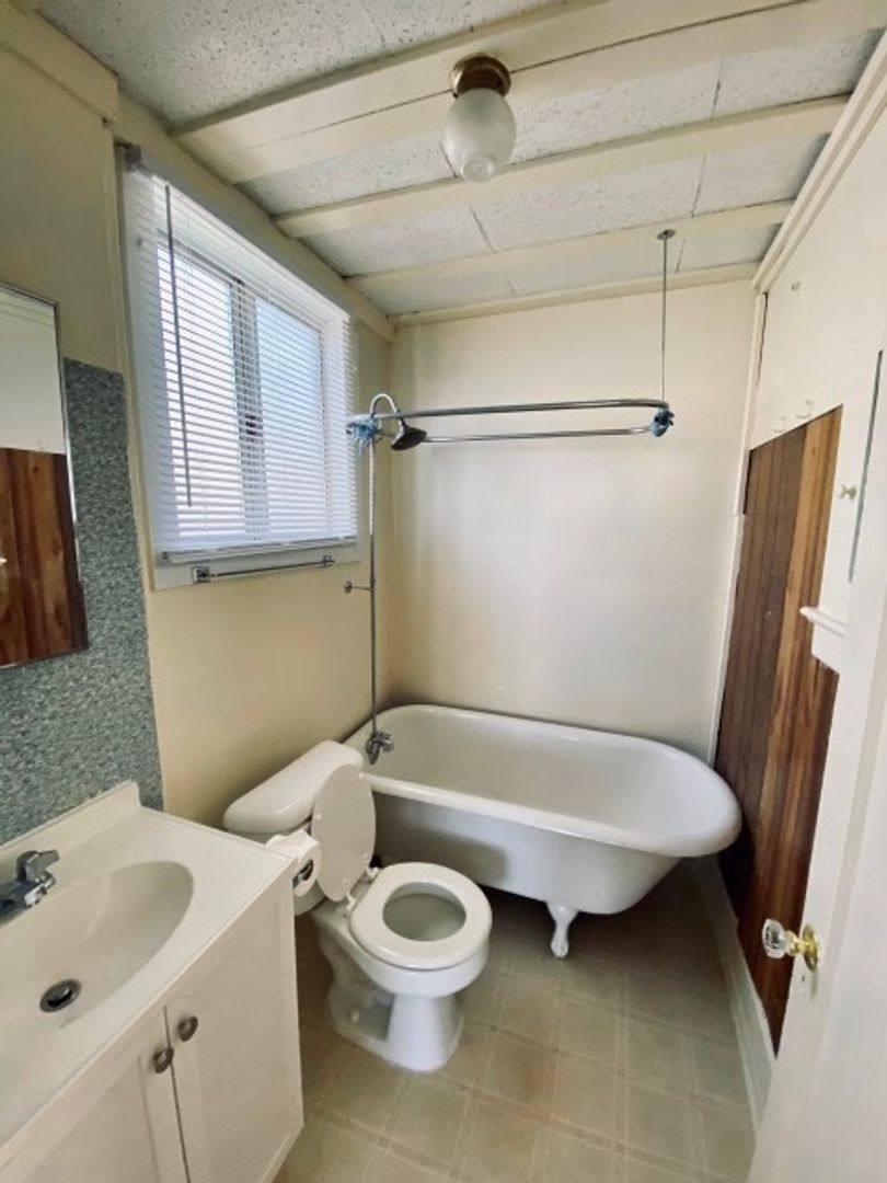 House for rent at 611 W 2nd St, Medford, OR 97501